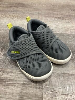 Stonz Gray Mesh Kids Sneakers with Yellow Accents